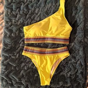 Cheeky one-shoulder bikini